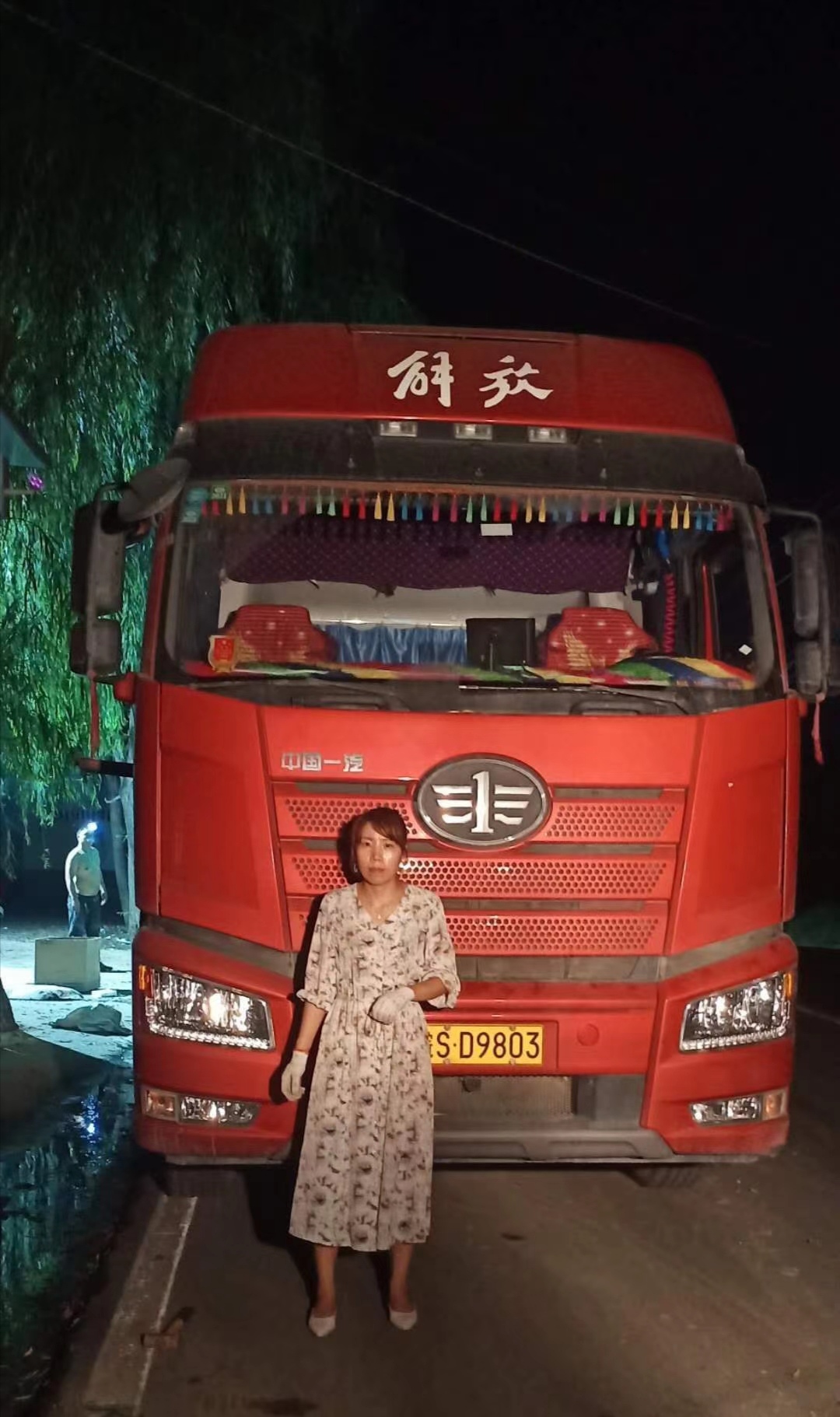 ，有自動拔管自動落管功能，可定制左右側(cè)推功能，配有三片打孔刀，打孔刀是防傷紙刀組，